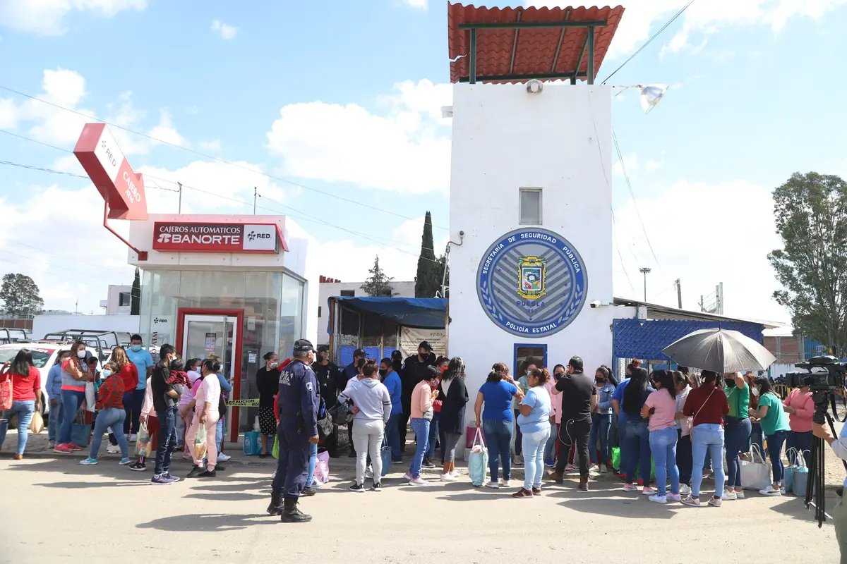 Personas visitan a reclusos en el penal de San Miguel