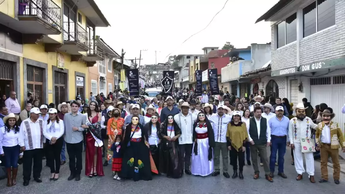 El secretario de Gobernación, Julio Huerta asiste a carnaval de Huauchinango