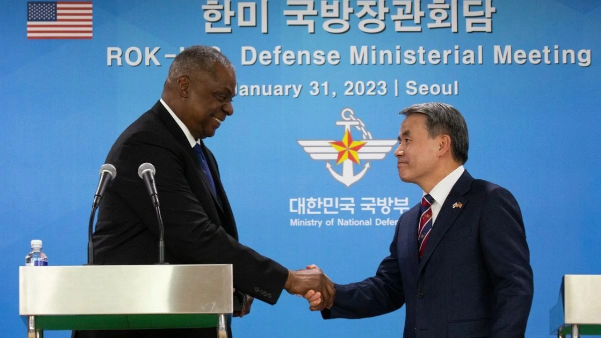 El secretario de Defensa de EU, Lloyd Austin, y su par de Corea del Sur, Lee Jong-sup, tras una reunión en Seúl.