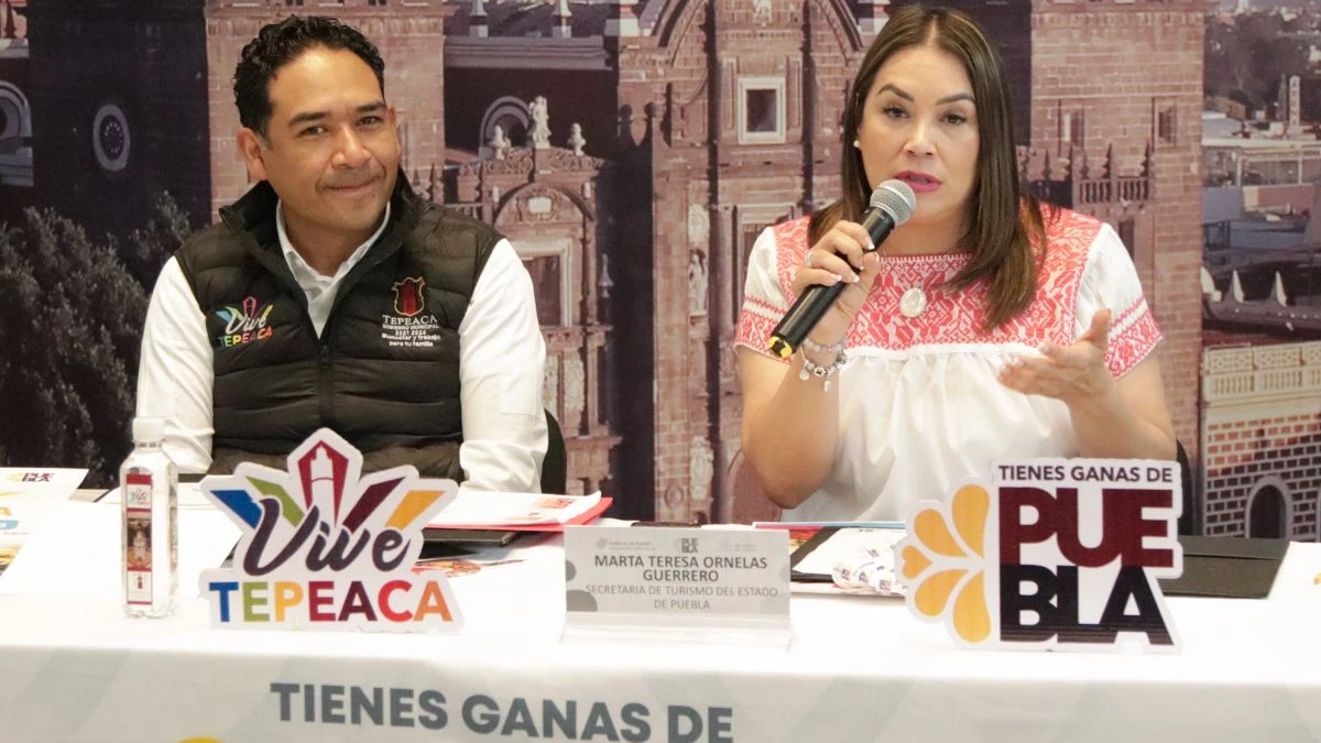 Marta Ornelas y Pepe Huerta en rueda de prensa invitando a comer los mejores mariscos en San Hipólito
