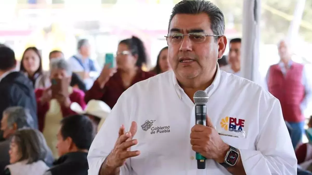 Sergio Salomón Céspedes, gobernador de Puebla en evento