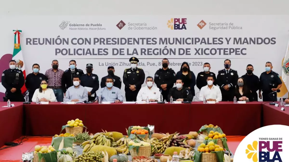 Reunión del gobernador Sergio Salomón Céspedes con alcaldes y policías de la región de Xicotepec