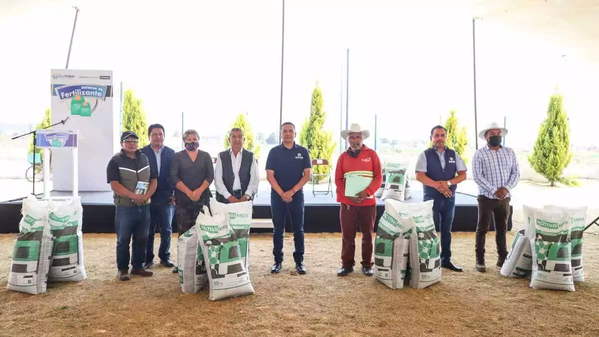 Edmundo Tlatehui entrega 30 toneladas de fertilizante en Tehuiloyocan