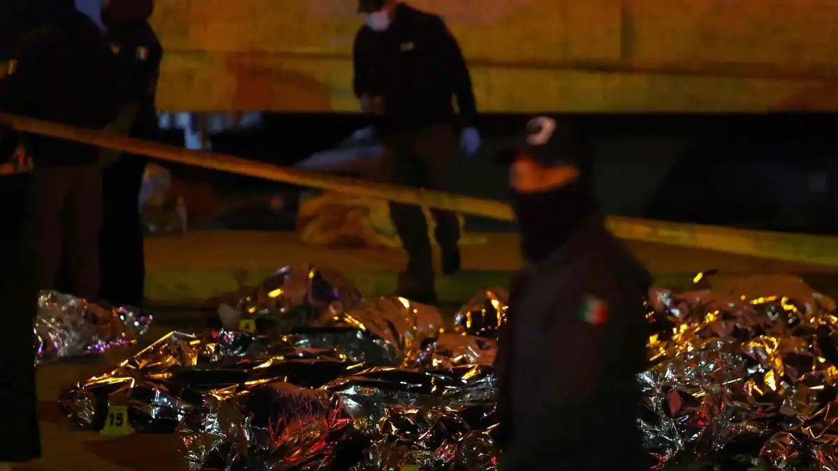 Los cuerpos permanecieron varias horas apilados en bolsas en las inmediaciones del INM de Ciudad Juárez