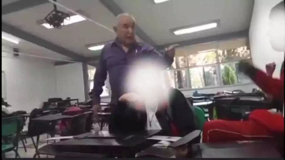 Maestro amenaza con agredir físicamente a sus alumnos