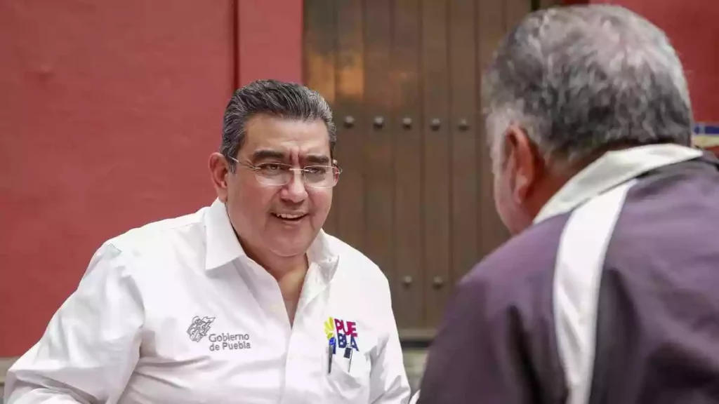 Sergio Salomón atiene a la ciudadanía que acude a los martes ciudadanos
