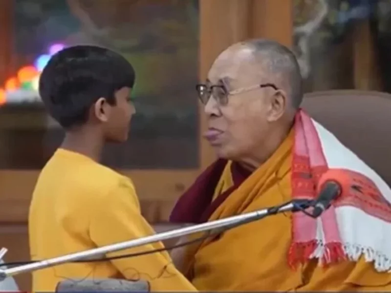 Justifican al Dalai Lama: "fue inocente y juguetón"