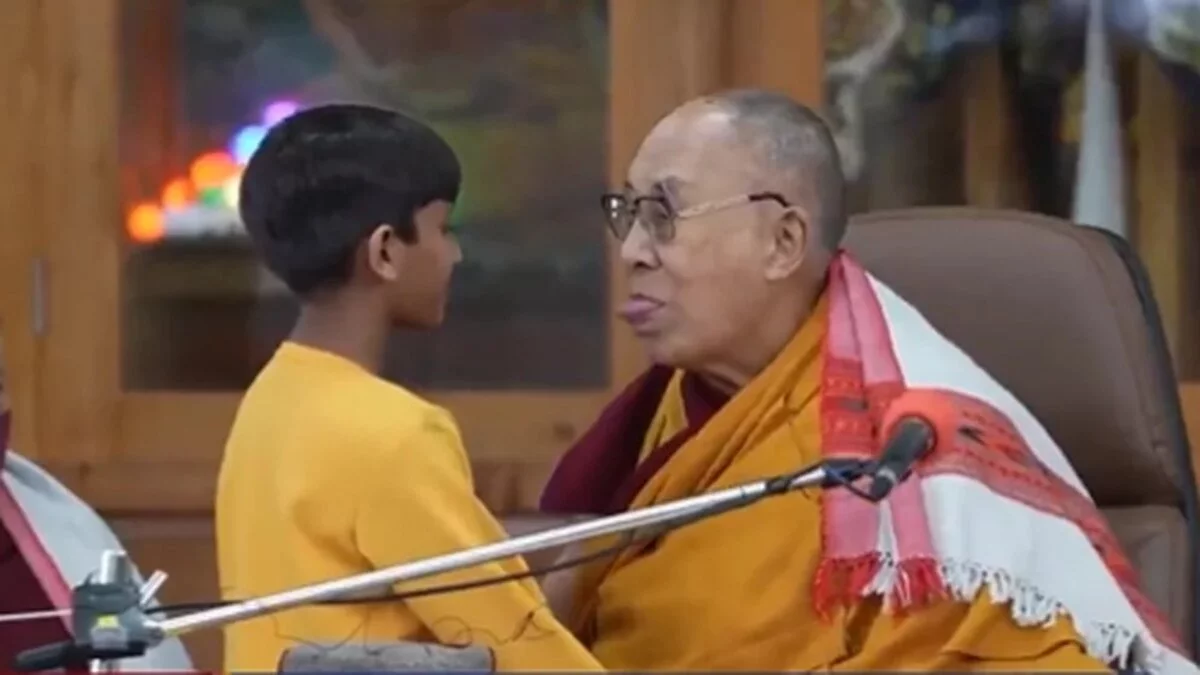 Justifican al Dalai Lama: "fue inocente y juguetón"