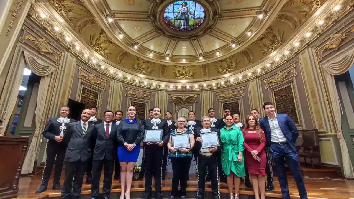 Congreso de Puebla entrega reconocimientos al Mariachi Tapatío