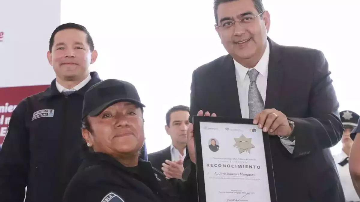 Céspedes realiza homenaje a policías caídos