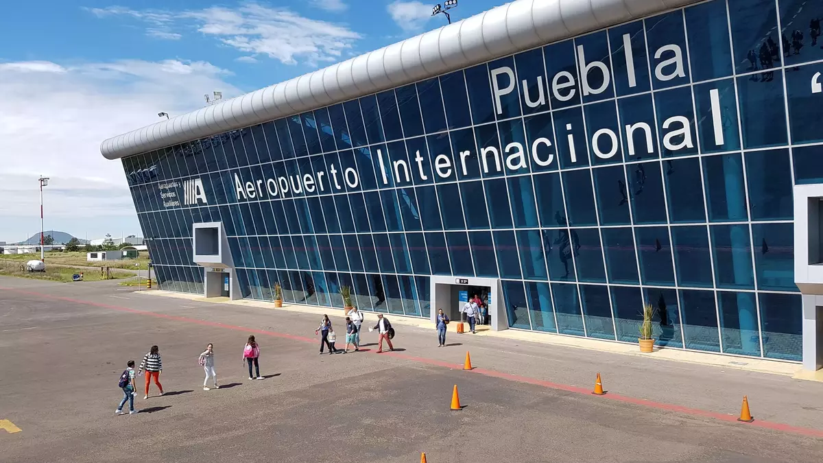 Aeropuerto Hermanos Serdán reanuda operaciones tras caída de ceniza