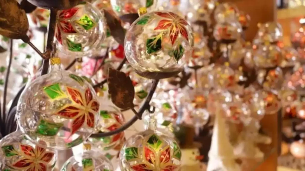 Más de 200 fábricas y talleres abastecen de esferas en navidad