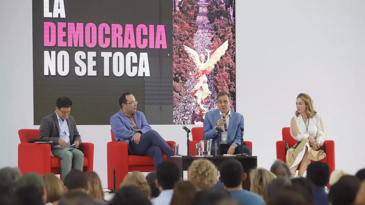 Lorenzo Córdova y Ciro Murayama presentan libro “La democracia no se toca”