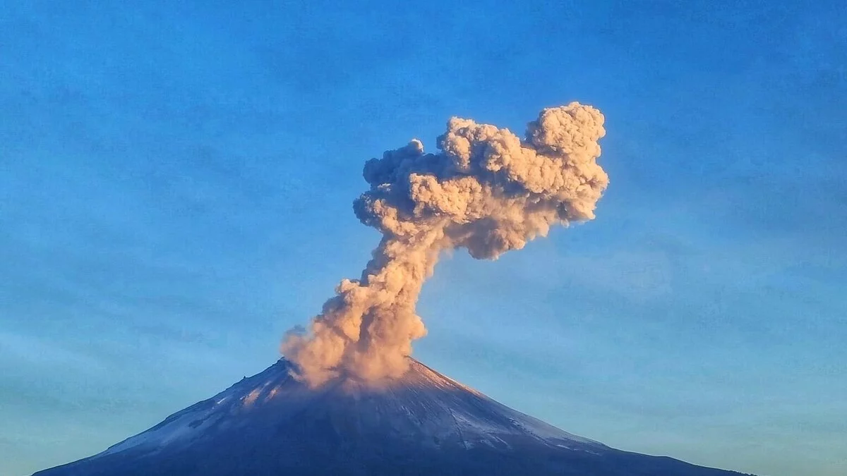 Popocatépetl registra explosiones durante la madrugada