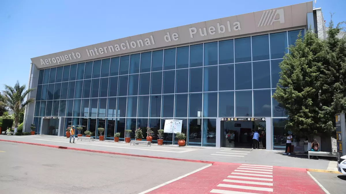 Céspedes celebra que Sedena asuma control del Aeropuerto de Puebla