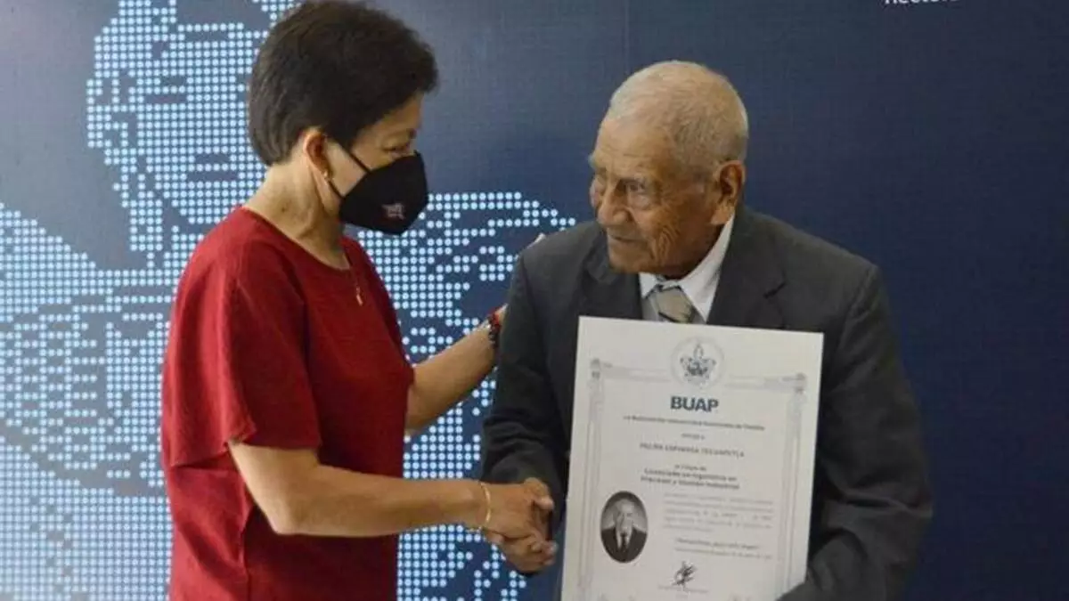 Don Felipe se gradúa de la BUAP a sus 86 años