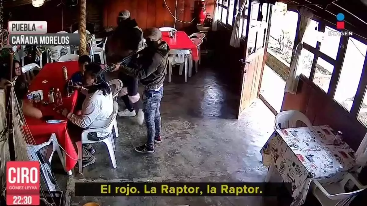 Familia es amagada y robada por hombres armados en Cañada Morelos