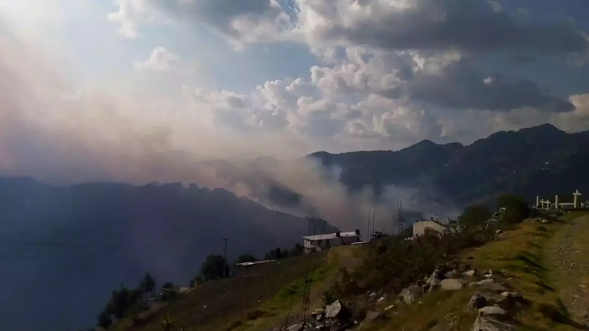 Evacúan tres comunidades de Zacatlán por incendio forestal