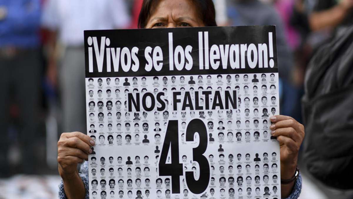 "Ayotzinapa resiste" Padres de los 43 desaparecidos exigen información sobre el caso