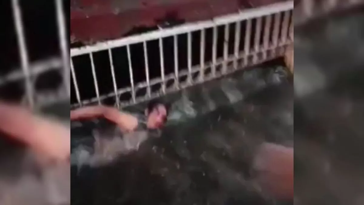 Reportero de Canal 80 rescata a hombre en situación de calle de morir ahogado durante fuertes lluvias en Atlixco, Puebla