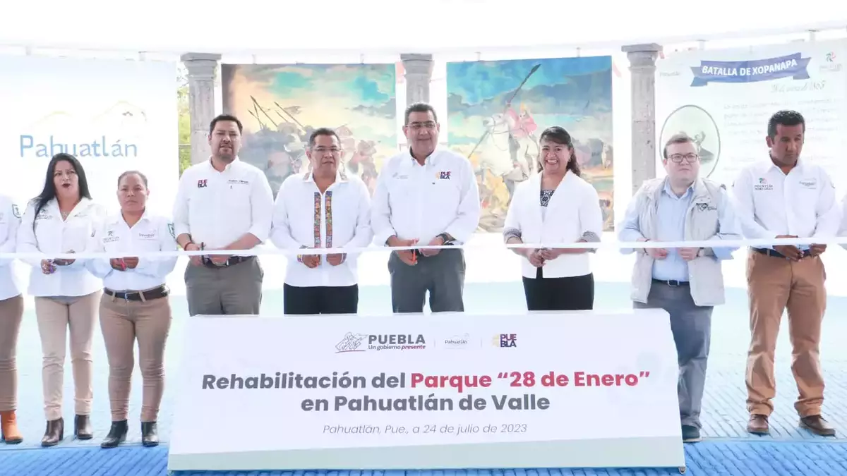 Céspedes inaugura obras viales y de salud en Pahuatlán