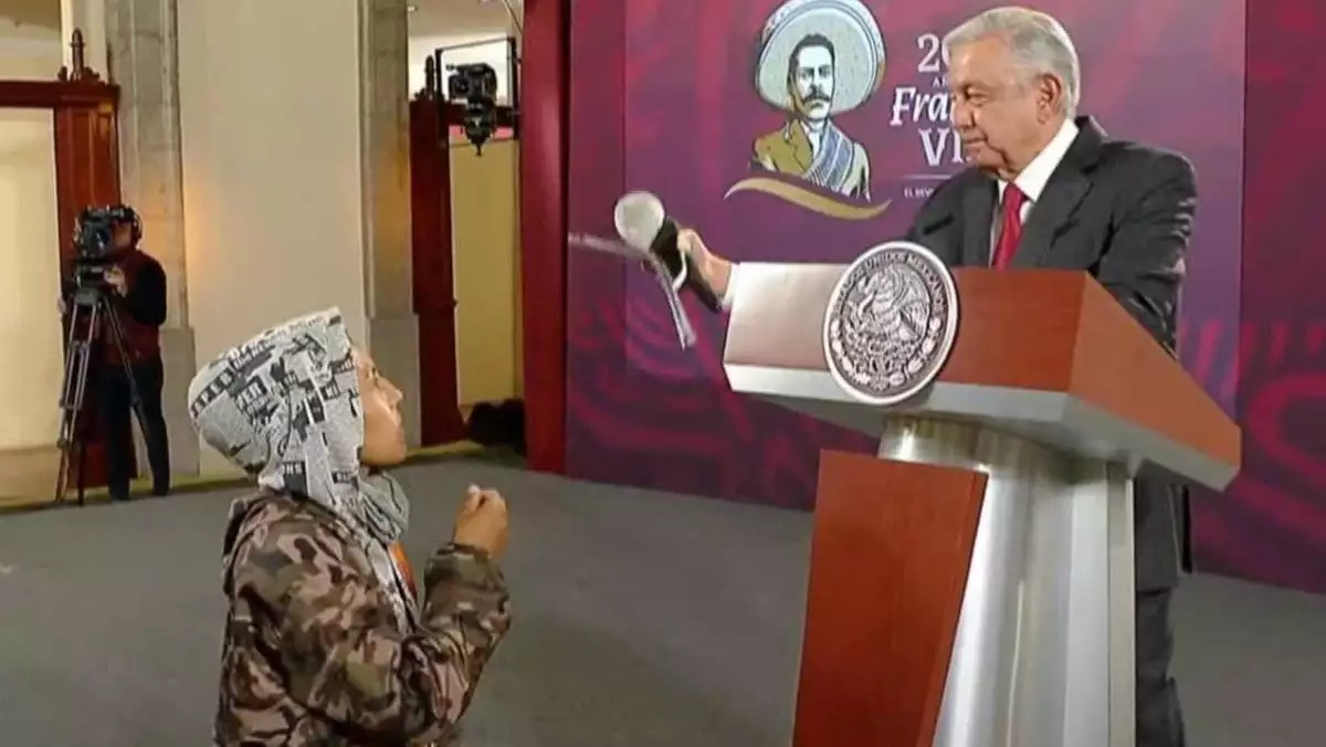 Una mujer suplicó arrodillada la ayuda del presidente López Obrador
