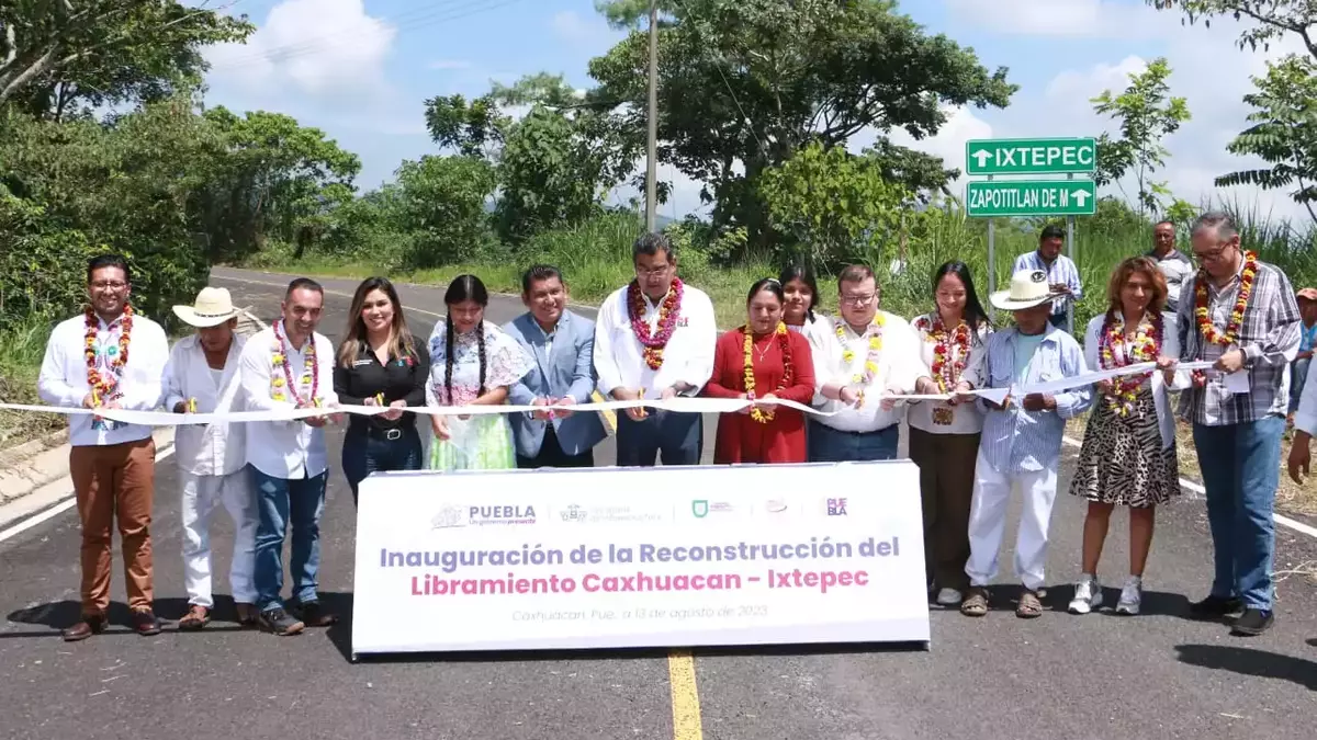 En Caxhuacan, Céspedes anuncia construcción de entronque