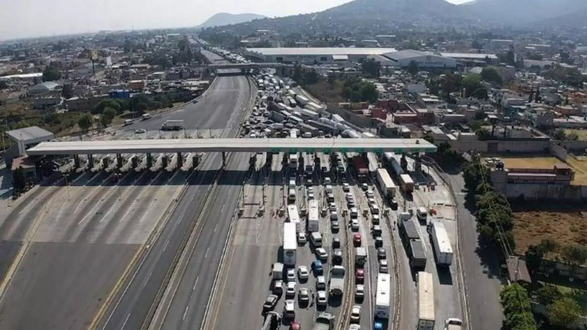 Transportistas bloquean la autopista México-Pachuca en protesta por inseguridad y extorsiones