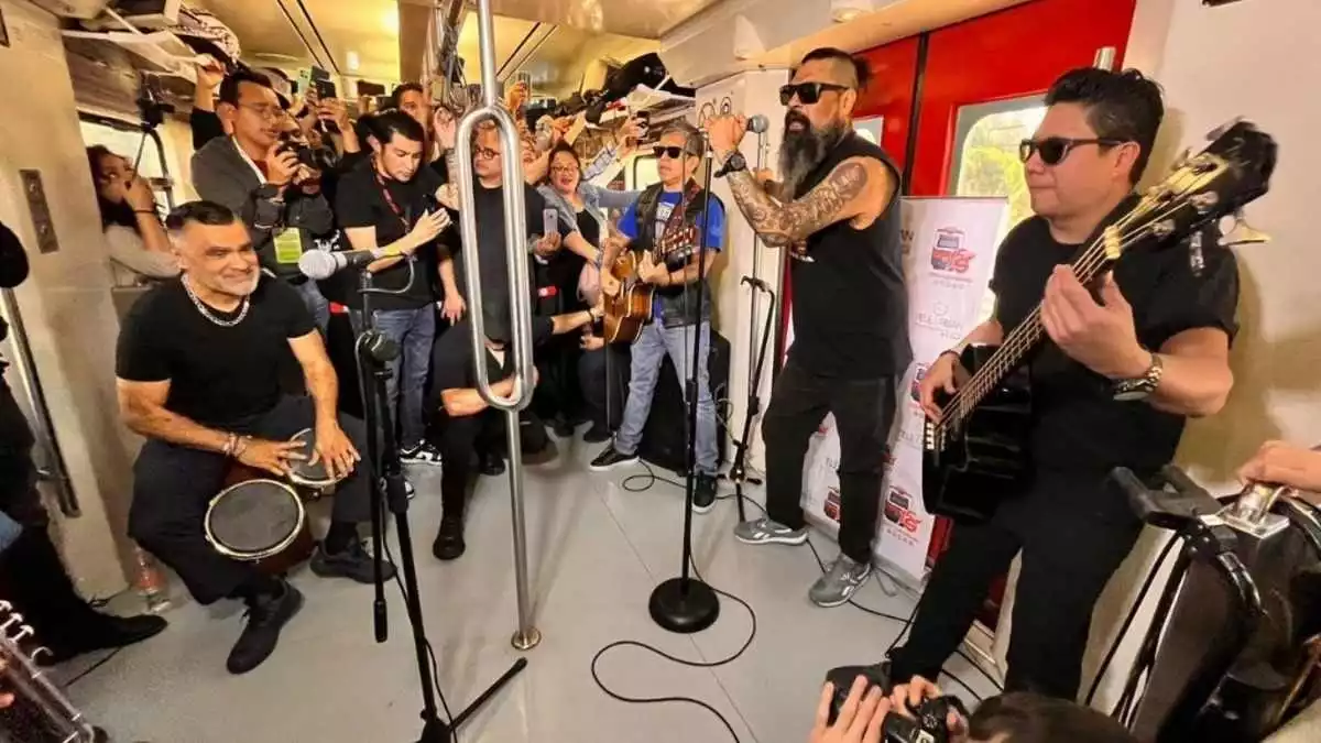 Panteón Rococó ofrece concierto sorpresa en el Tren Suburbano