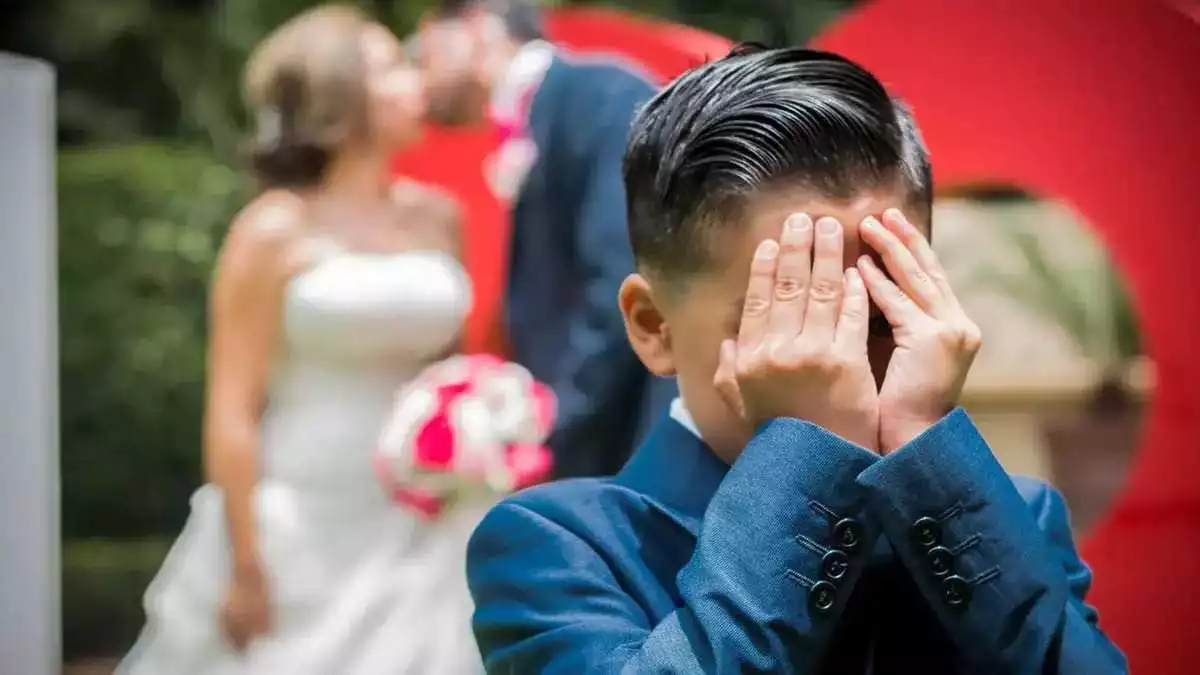 "Boda sin niños": Llegan a la boda con su hijo y no los dejan pasar