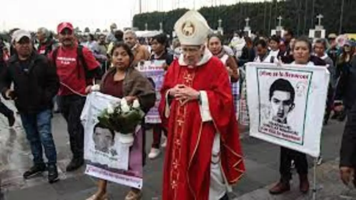 Familiares de normalistas de Ayotzinapa peregrinan a la Basílica de Guadalupe