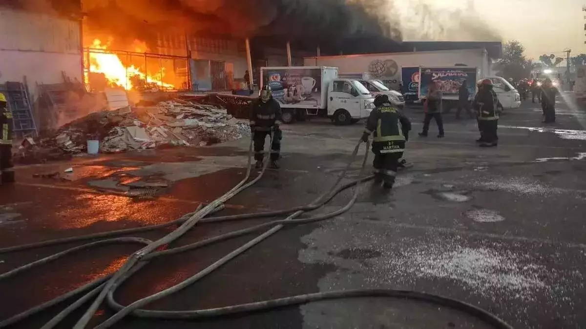 Incendio en fábrica en Puebla devasta vehículos de Sabritas y Gamesa