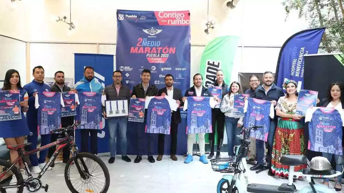 Presenta Ayuntamiento de Puebla playera y medalla de medio maratón