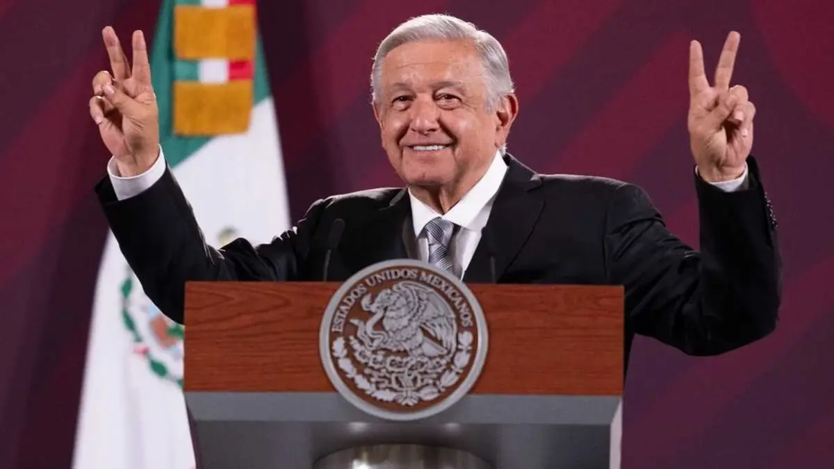 López Obrador acusa a opositores de "neoporfiristas" y niega aumento en el precio de la gasolina