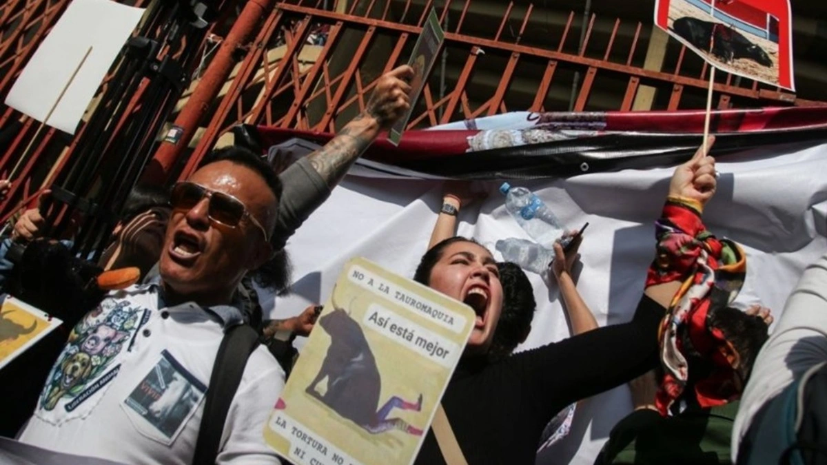 Animalistas protestan en la plaza México por regreso de las corridas de toros