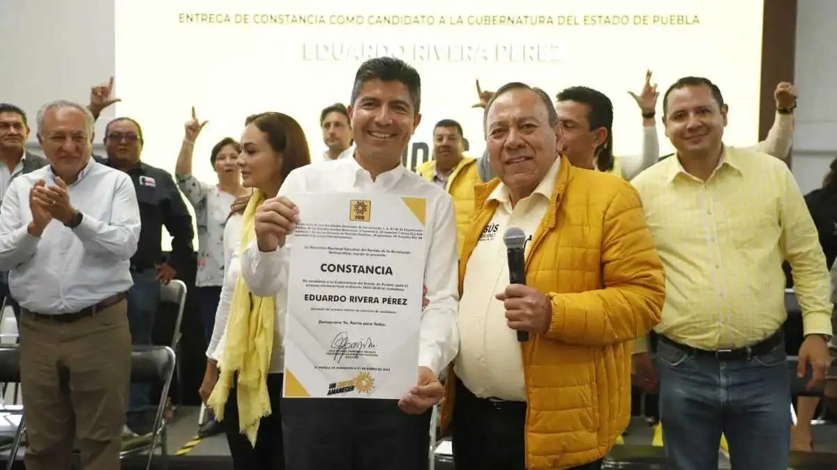 Eduardo Rivera recibe constancia de registro como candidato a gobernador del PRD
