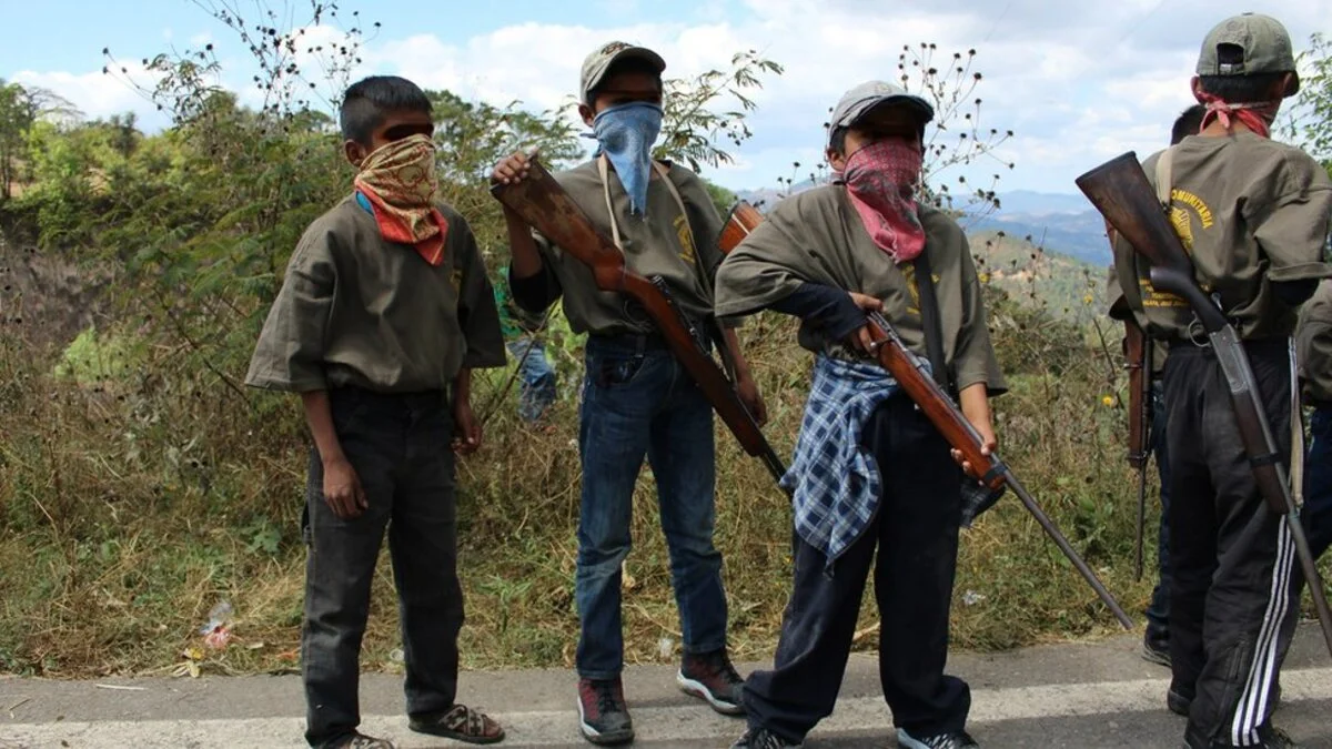 Presentan a niños armados en Guerrero: fallan las autoridades