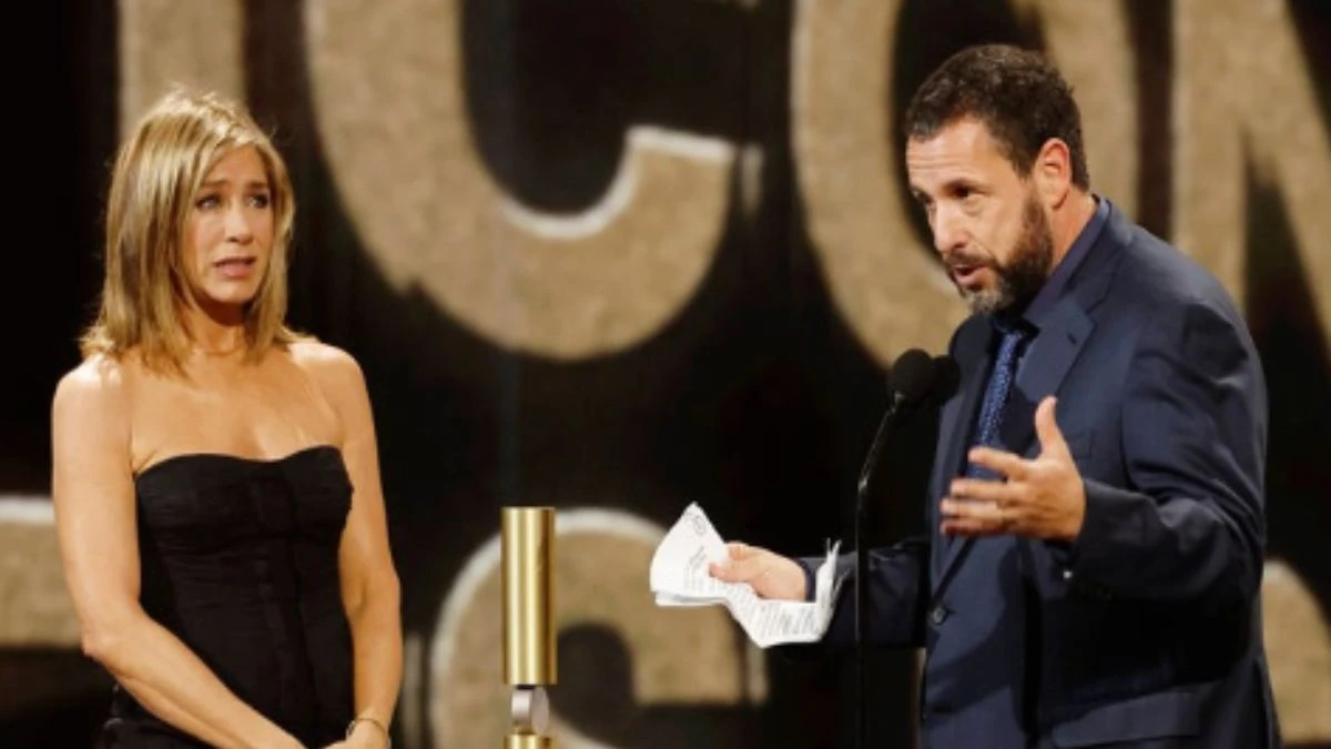 Adam Sandler recibió el premio Ícono de manos de Jennifer Aniston