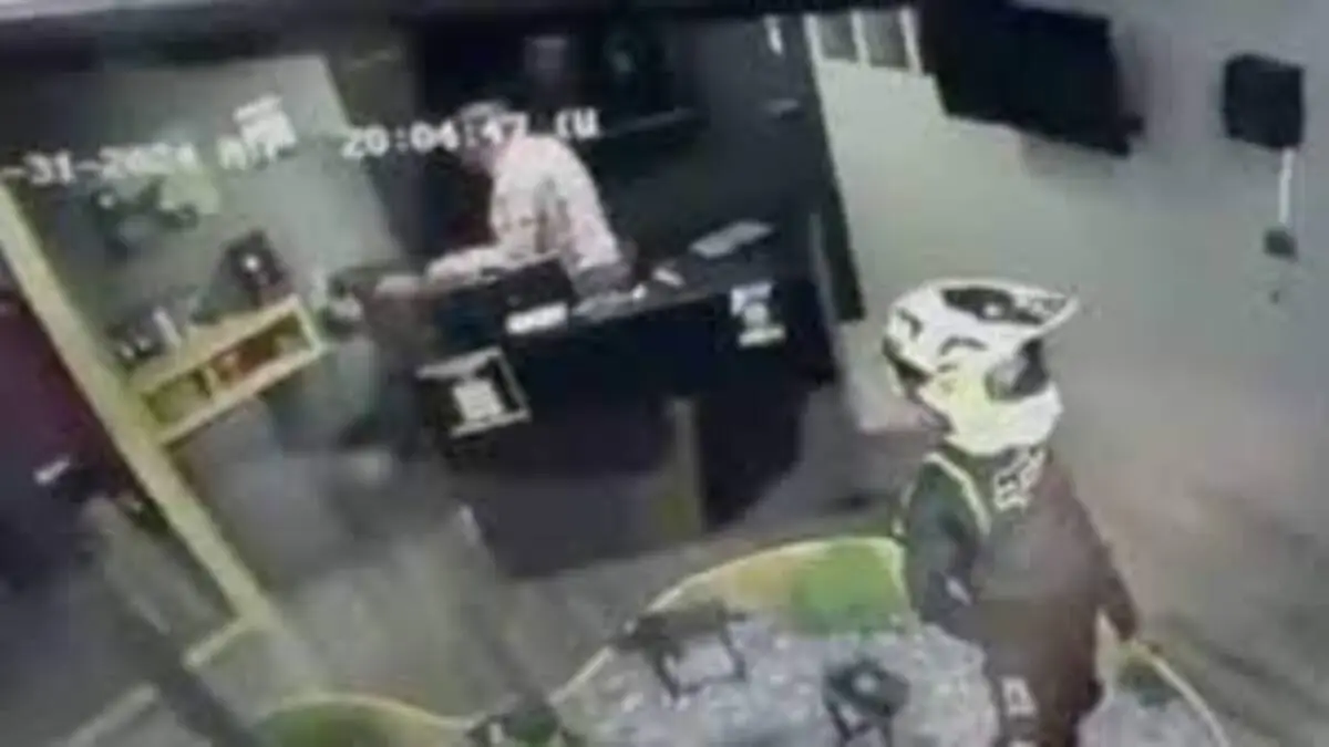 Gerente de Fox Store golpea brutalmente a empleada y huye: Video