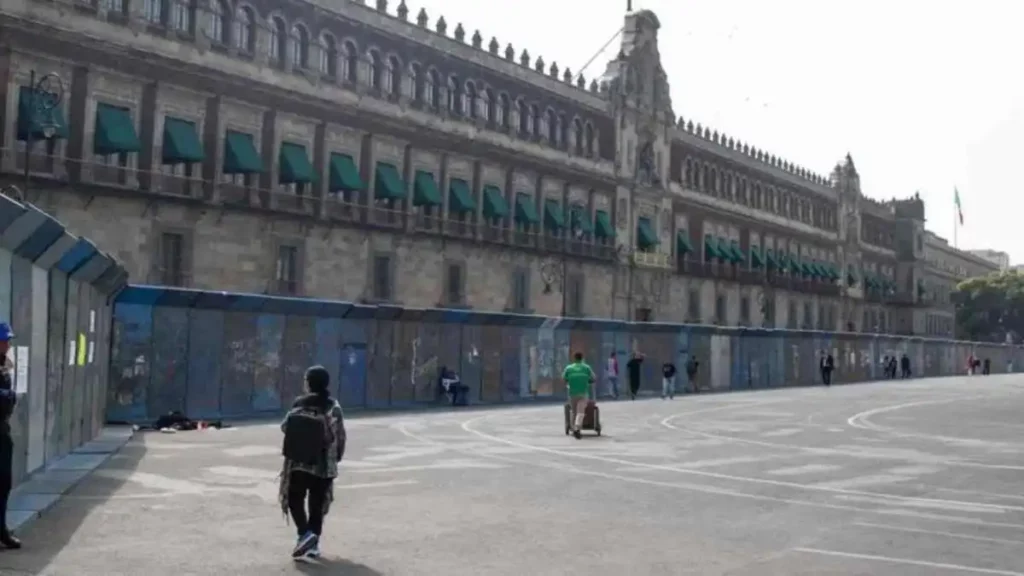 Blindan Palacio Nacional ante marcha en defensa del INE