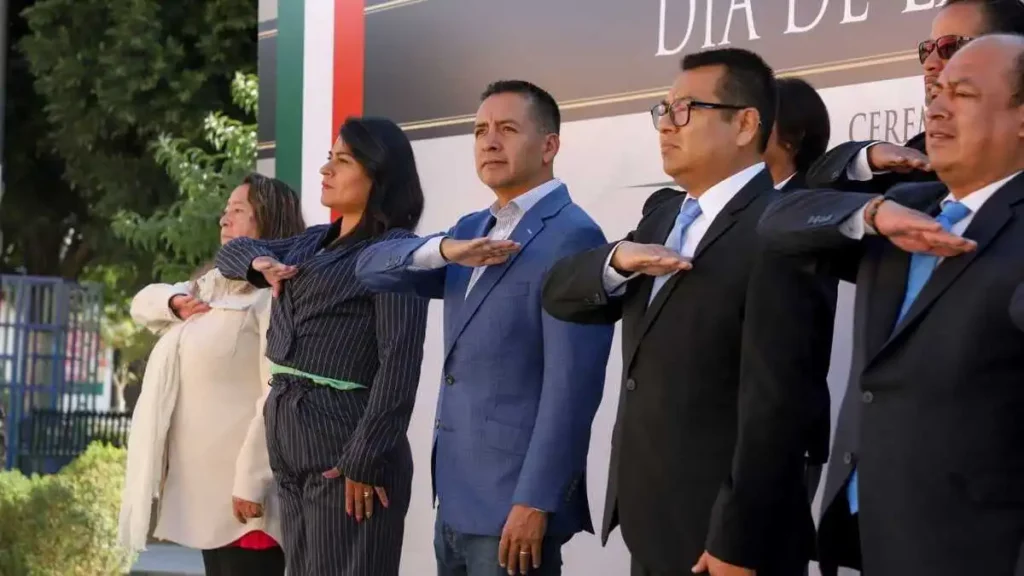 Encabeza Mundo Tlatehui ceremonia cívica por el día de la Bandera