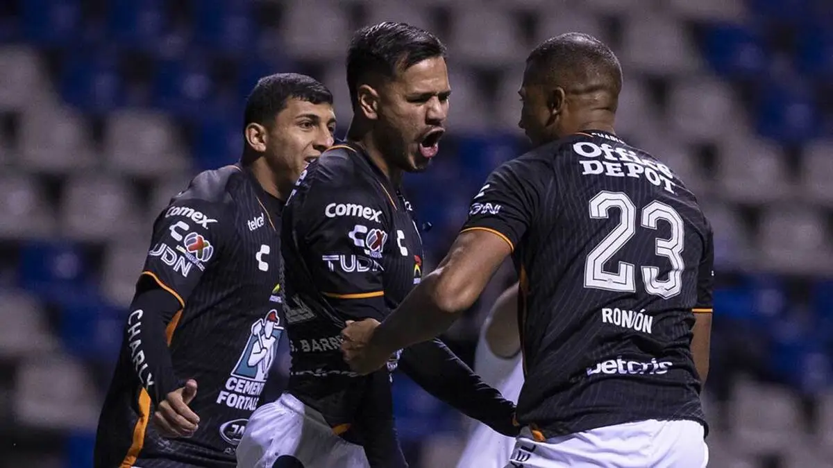 Pachuca recupera liderato tras goleada al Puebla