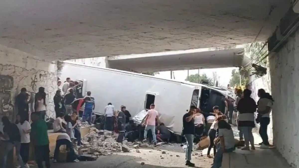 Volcadura de autobus en la autopista México-Pirámides deja 2 muertos