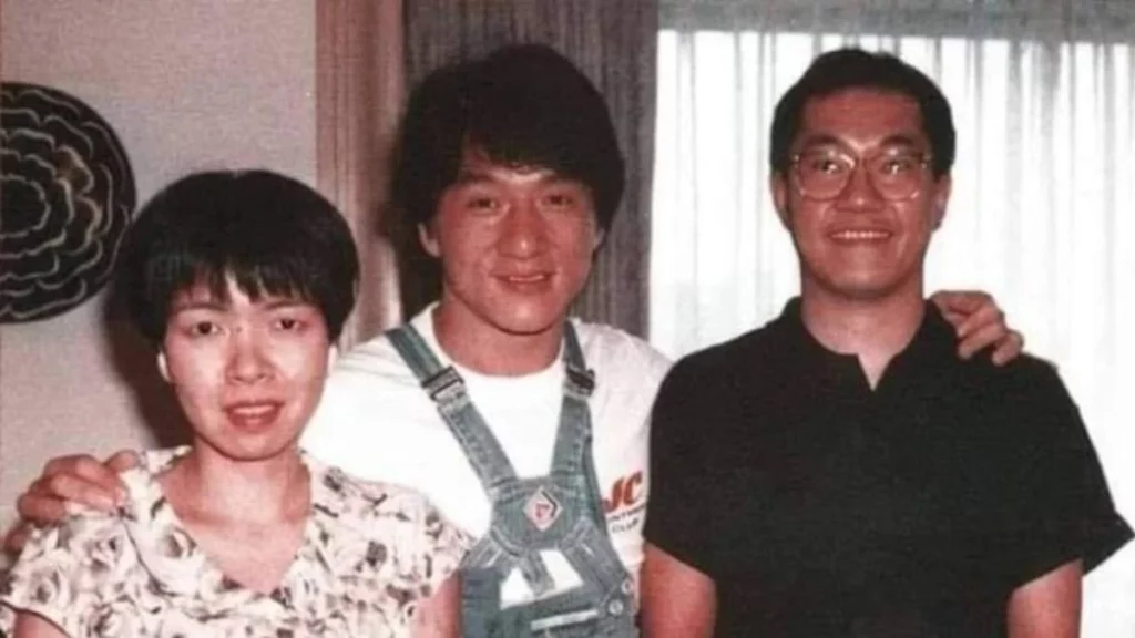 Akira Toriyama y su esposa con Jackie Chan