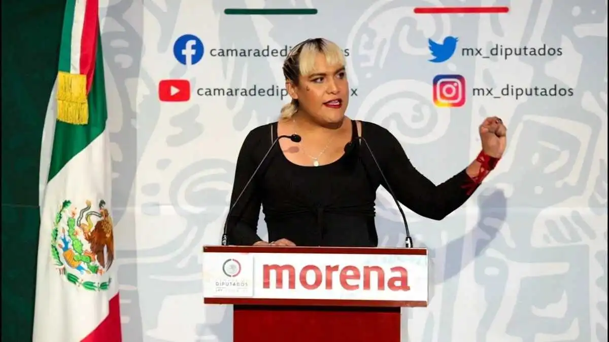 María Clemente protesta en San Lázaro y pide no votar por Sheinbaum ni Xóchitl