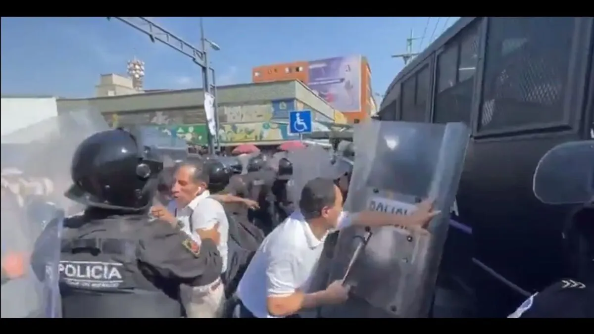 Policías reprimen violentamente manifestación de personas invidentes en la CDMX: Video