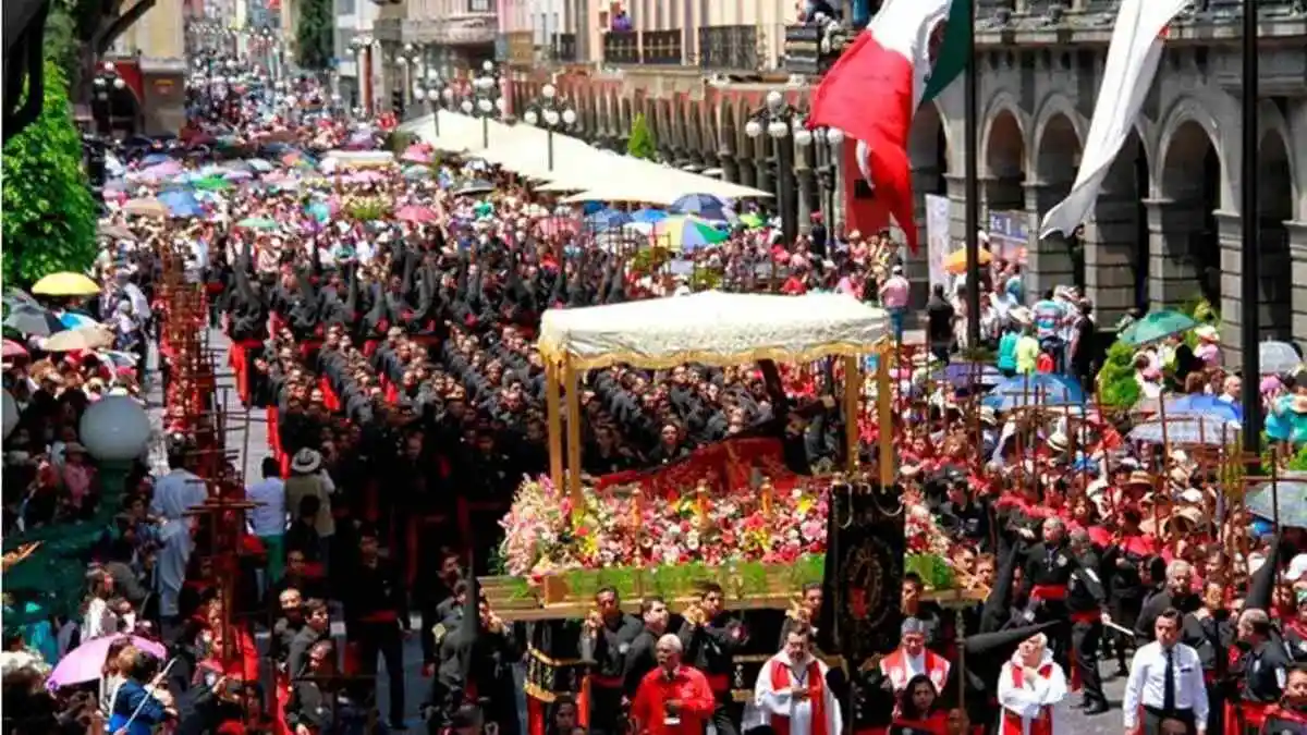 Procesión de Viernes Santo encabezada por el Arzobispo y El Gobernador de Puebla