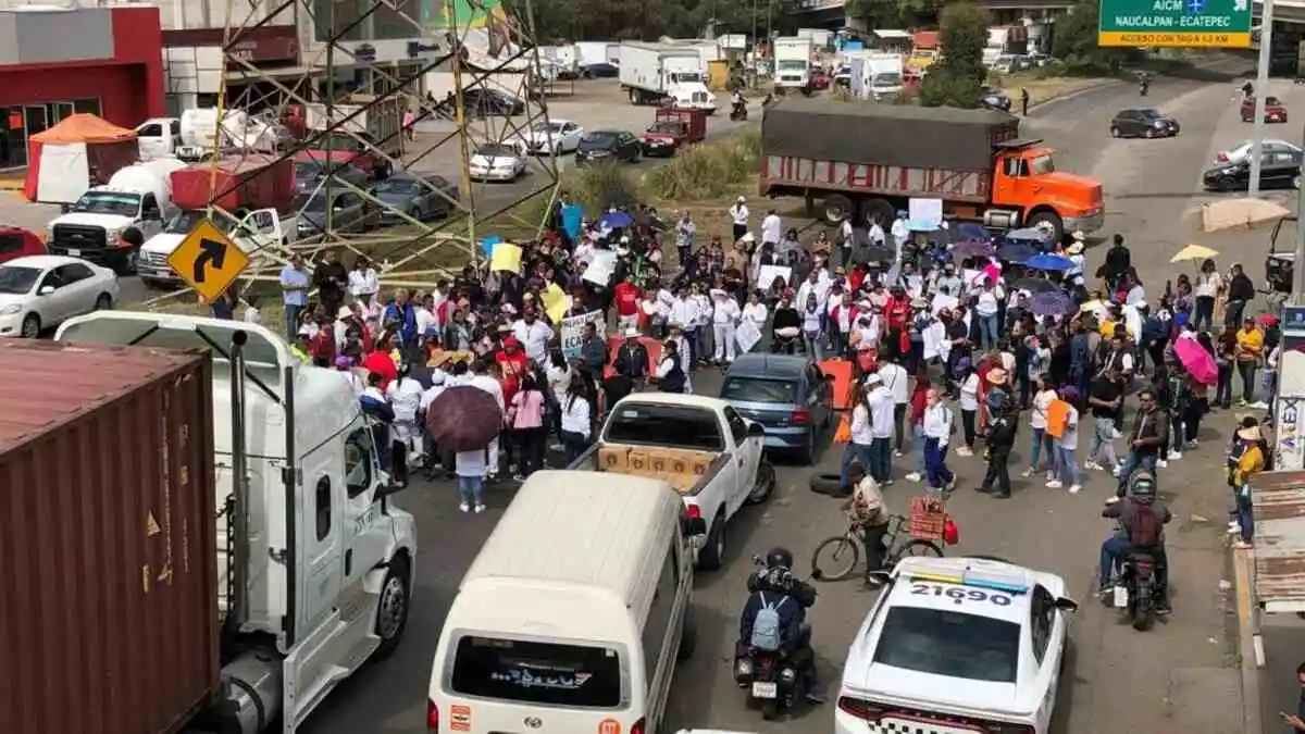 Bloquean carretera Texcoco-Lechería por falta de agua en Ecatepec