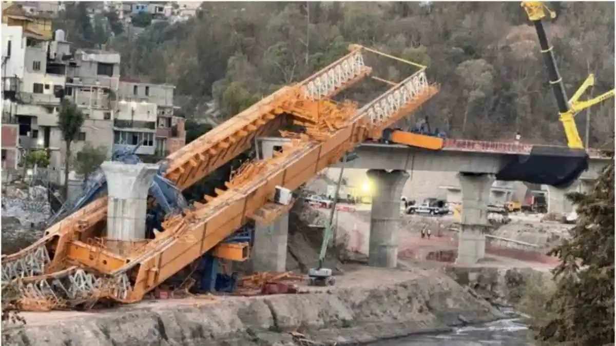 Cae grúa de 800 toneladas en obra del Tren Interurbano de Toluca