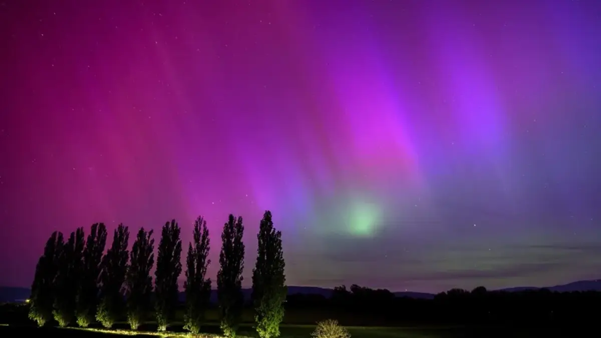 ¡Auroras boreales iluminan el cielo nocturno en un espectáculo celestial!
